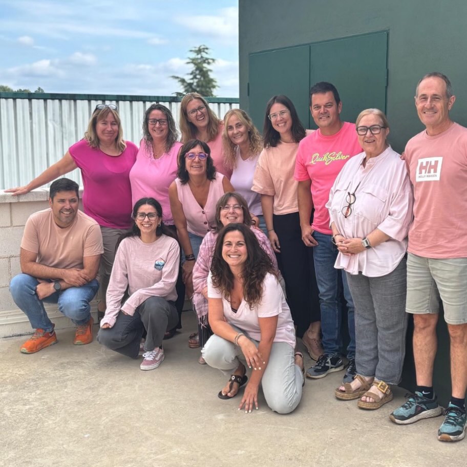 No, no ens hem equivocat de bugaderia ni hem posat tota la roba junts a la rentadora. 😜
Avui tot l’equip s’ha vestit de rosa per sumar-se a la lluita contra el càncer de mama i recordar que la prevenció, la investigació i el suport a les persones afectades són cosa de tots. 💗
Sigui amb casc, armilla o botes de seguretat... el rosa ens queda espectacular. 😎
#DiaMundialContraElCàncerDeMama #EquipRosa #SomUnaPinya #ContainersDelBergueda